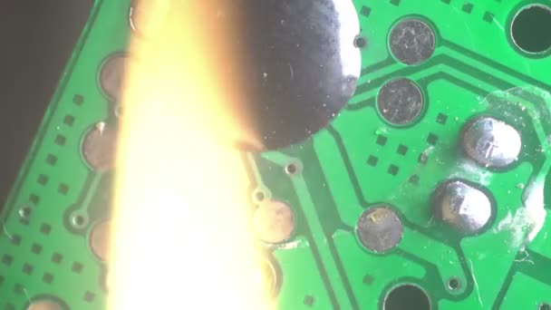 Membakar elektronik dari dekat — Stok Video