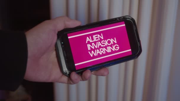 Alien Invasion Warnmeldung Auf Dem Telefon Appsimulierte Telefonbildschirm Video Von — Stockvideo