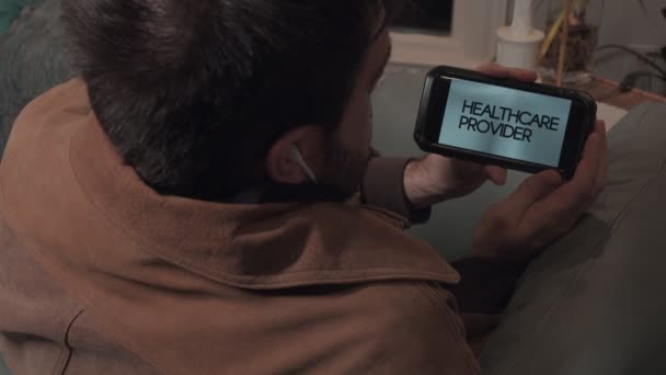 Hombre Accediendo Aplicación Proveedor Atención Médicavídeo Pantalla Teléfono Simulado Creado — Vídeo de stock