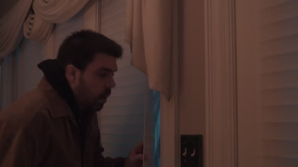 家の外の警察灯 心配した男と赤と青の緊急灯 ロイヤリティフリーのストック動画