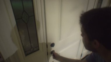Kapı konseptinde siyah gözlü çocuk, yaygın hayalet ya da paranormal varlık.