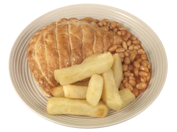Cornish Pasty com batatas fritas e feijão assado — Fotografia de Stock