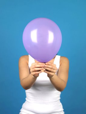 Balon tutan genç bir kadın