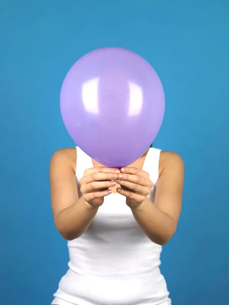 Ung kvinna som håller en ballong — Stockfoto