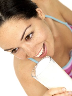 Süt içen genç kadın