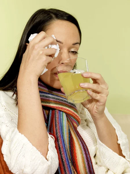 Donna malata che beve medicina — Foto Stock