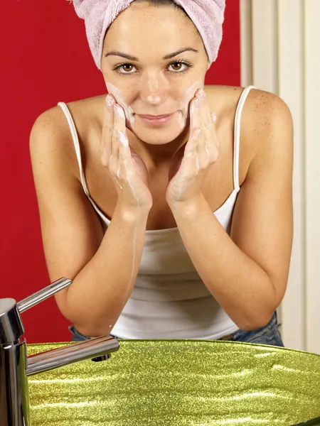 Młoda kobieta mycia twarzy — Zdjęcie stockowe