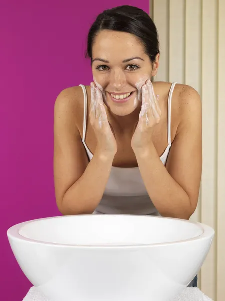 Mujer joven lavando la cara — Foto de Stock