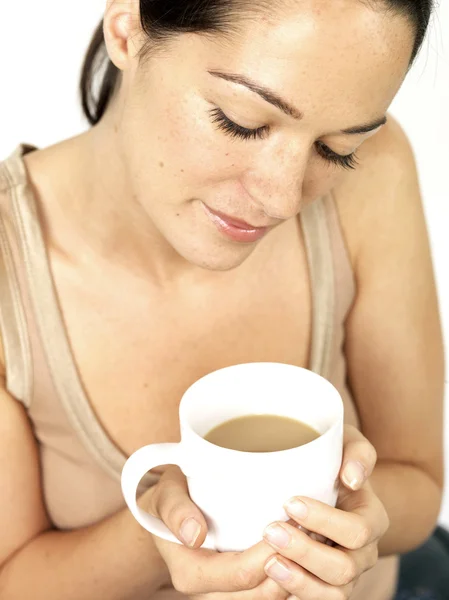 Jonge vrouw die thee drinkt — Stockfoto