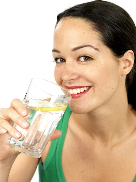 Mladá žena pije sklenici vody — Stock fotografie
