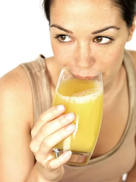 Junge Frau trinkt Fruchtsaft — Stockfoto