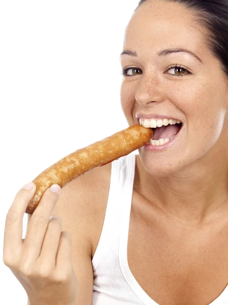 Junge Frau isst Wurst — Stockfoto