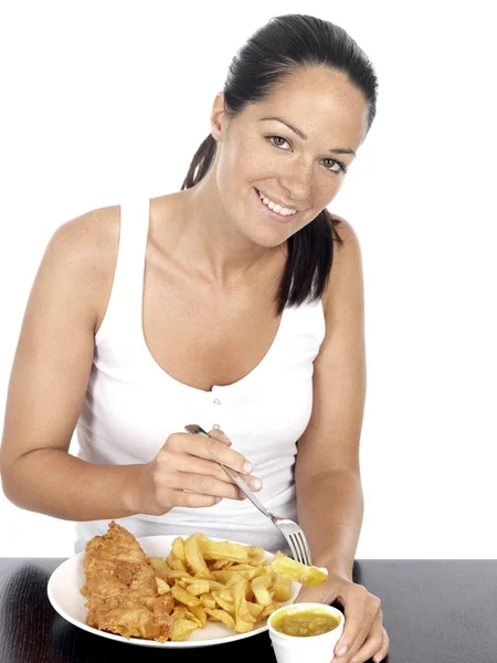 Mujer joven comiendo pescado y patatas fritas — Foto de Stock