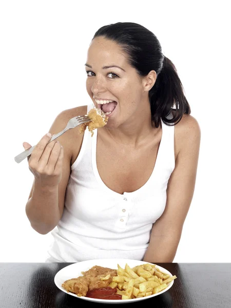 Mujer joven comiendo pescado y patatas fritas — Foto de Stock