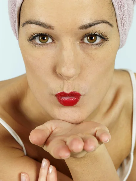 Giovane donna soffiando un bacio — Foto Stock