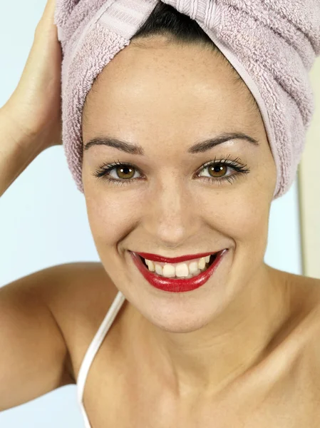 Jovem mulher secando cabelo — Fotografia de Stock