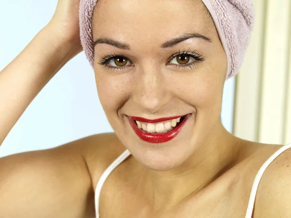 Feliz jovem mulher secagem cabelo — Fotografia de Stock