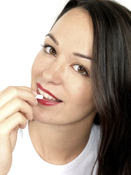 Jeune femme prenant la pilule — Photo