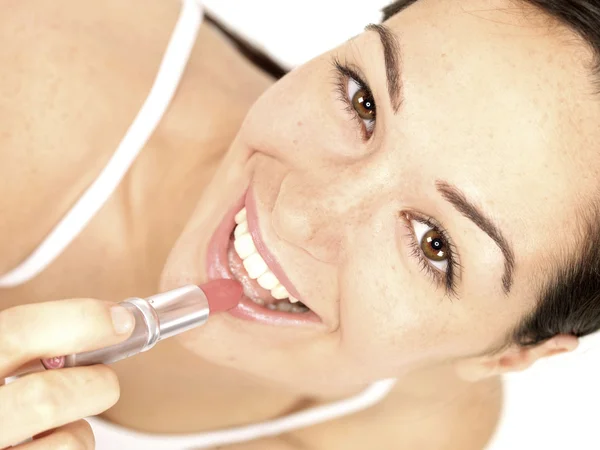 Jovem mulher aplicando batom — Fotografia de Stock