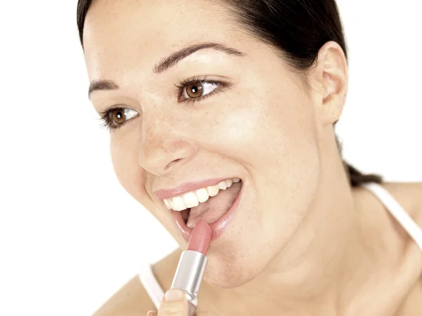 Jovem mulher aplicando batom — Fotografia de Stock