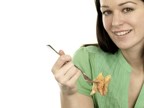 Mujer joven comiendo pastas hornear — Foto de Stock