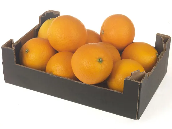 Caja de naranjas aisladas fondo blanco — Foto de Stock