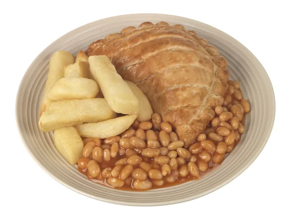 Cornish Pasty com batatas fritas e feijão assado — Fotografia de Stock