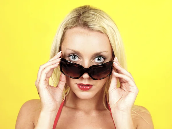 Mujer joven con Bikini y Gafas de Sol — Foto de Stock