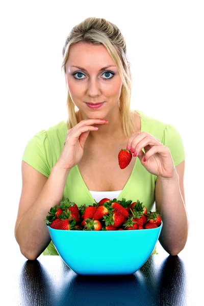 Молодая женщина ест клубнику — стоковое фото
