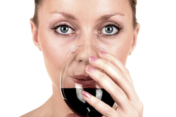 Mladá žena, pití červeného vína — Stock fotografie
