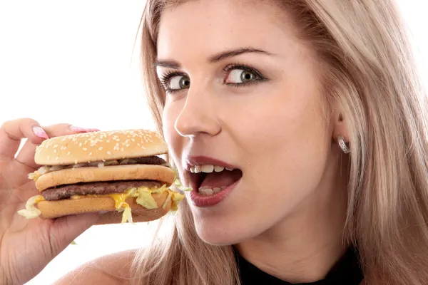 Junge Frau isst Hamburger — Stockfoto