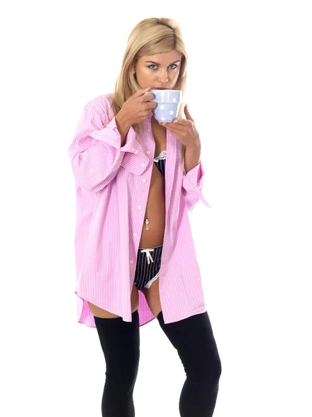 Sexy giovane donna che indossa una camicia rosa bere tè — Foto Stock