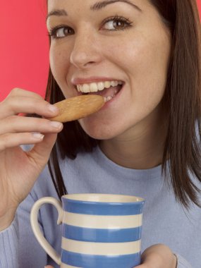 Genç kadın bisküvi yemek