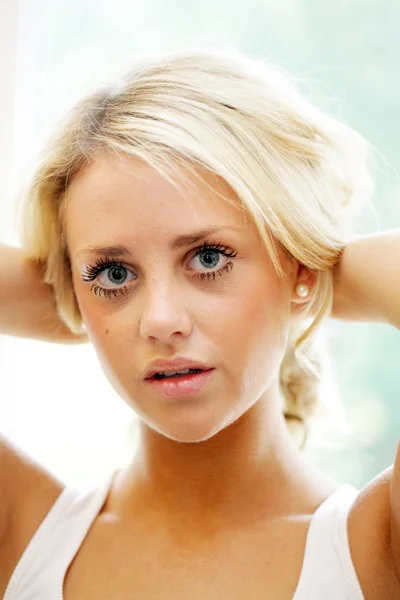 Attraktive blonde haarige Teenager-Mädchen — Stockfoto