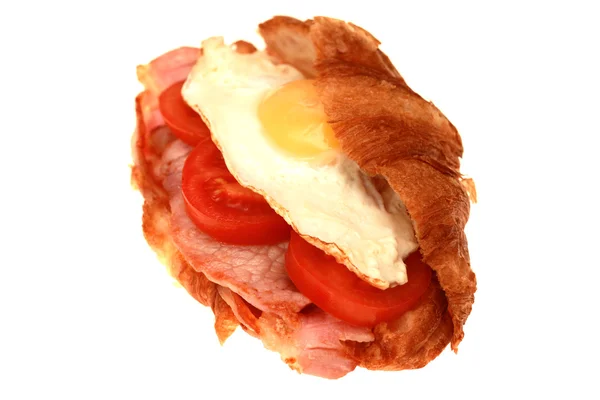 Petit déjeuner croissant au bacon et aux œufs — Photo