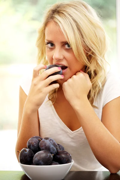 Teenage Girl Eating Plums — Stock Photo, Image