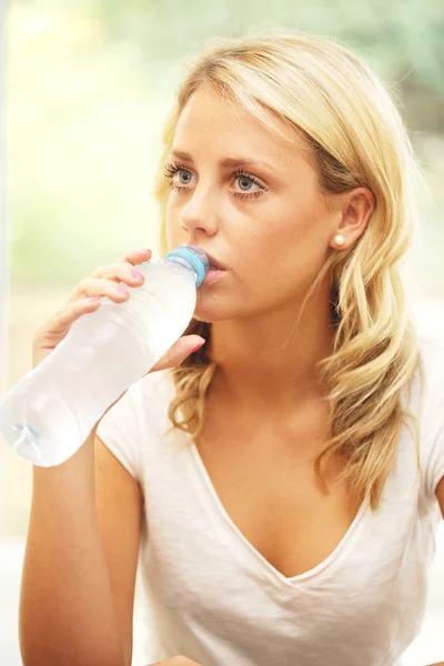 十几岁的女孩喝瓶装的水 — 图库照片