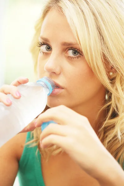 Adolescente menina bebendo água engarrafada — Fotografia de Stock
