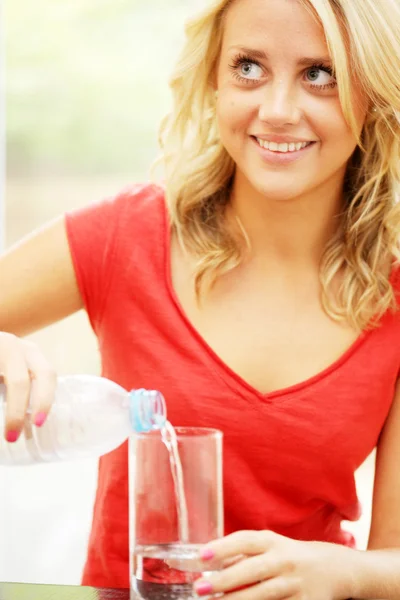 Ragazza adolescente bere un bicchiere d'acqua — Foto Stock