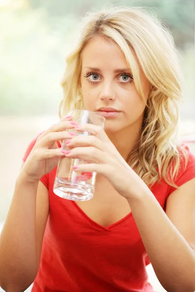 Девочка-подросток пьет стакан воды — стоковое фото
