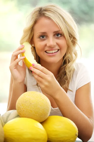 Teenage Girl Eating Melon — Stock Photo, Image
