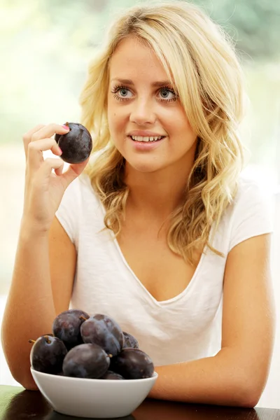 Adolescente manger des prunes — Photo