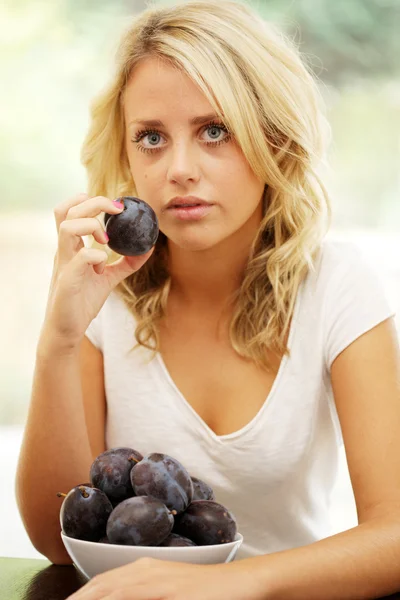 Teenage Girl Eating Plums — Stock Photo, Image