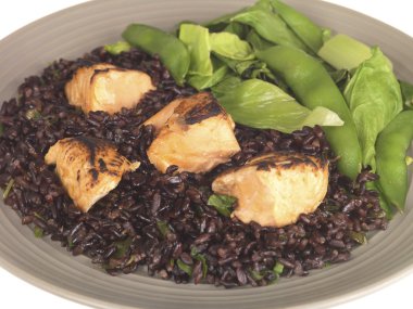 Teriyaki somon ve siyah pirinç