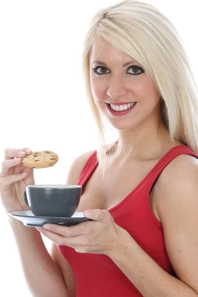 Женщина пьет чай или кофе — стоковое фото