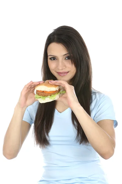 Mulher comendo um hambúrguer de feijão vegetariano picante — Fotografia de Stock