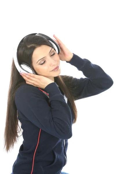 Žena nosí sluchátka poslouchat hudbu — Stock fotografie