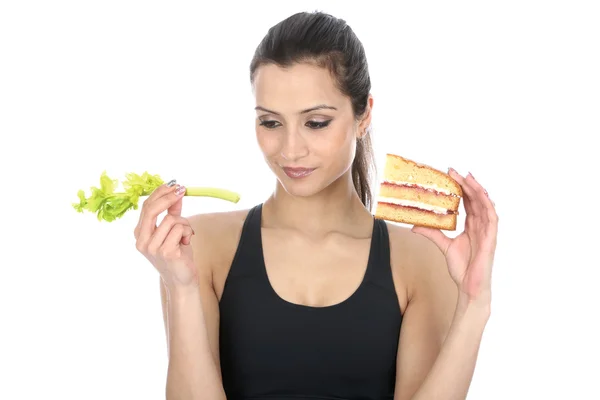 Žena porovnání zdravé a nezdravé potraviny — Stock fotografie