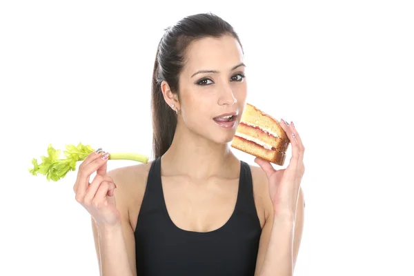 Žena porovnání zdravé a nezdravé potraviny — Stock fotografie