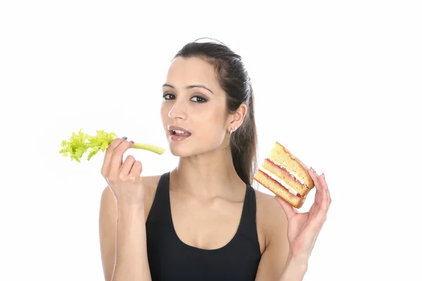 Kvinna jämföra hälsosamma och ohälsosamma mat — Stockfoto